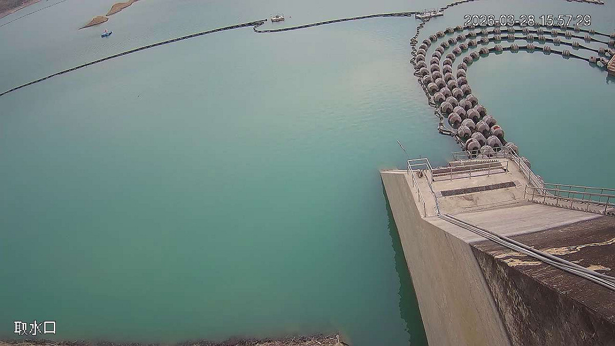 目前供應民生用水的南化水庫蓄水量已降至44.32％，水位也不到170米。 圖：取自台南南化水庫即時影像