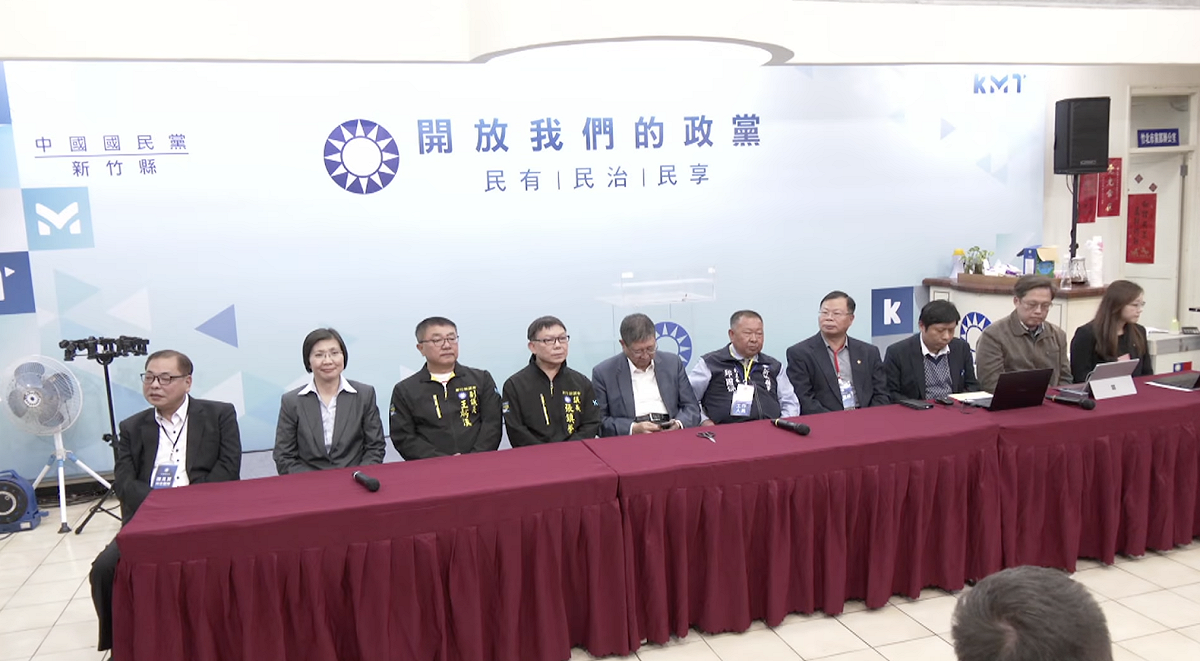 今年年初黨內初選徐欣瑩（左二）擊退陳見賢（左一），將代表國民黨參選新竹縣長。 圖：翻攝自國民黨YT