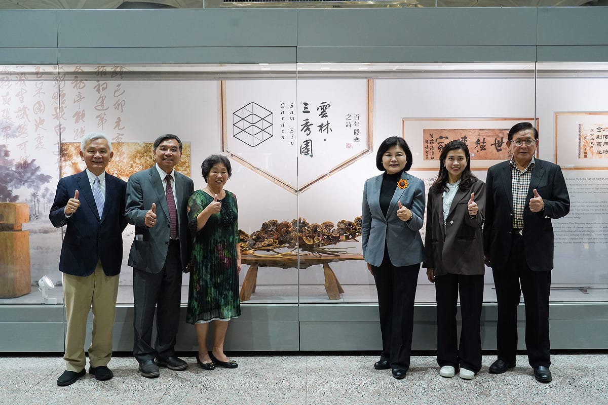 桃園國際機場第二航廈迎賓大廳今（ 28 ）日展現濃厚古典詩意，由雲林縣政府指導、財團法人雲林三秀園文化基金會主辦的「雲林三秀園—百年臺灣園林｜風華再現」特展，於「臺灣之窗」櫥窗正式揭幕。 圖：雲林縣政府提供