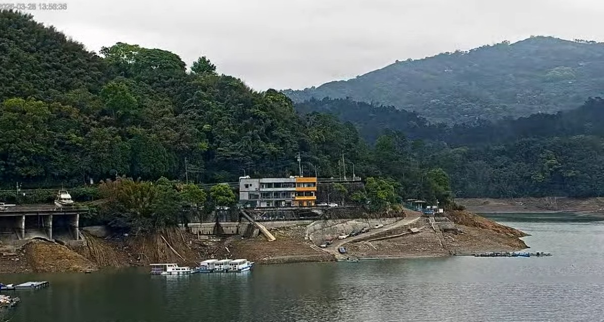 石門水庫已不到6成，水庫湖區和岸邊呈現明顯落差，讓不少居民相當擔心。 圖：翻攝自石門水庫阿姆坪即時影像