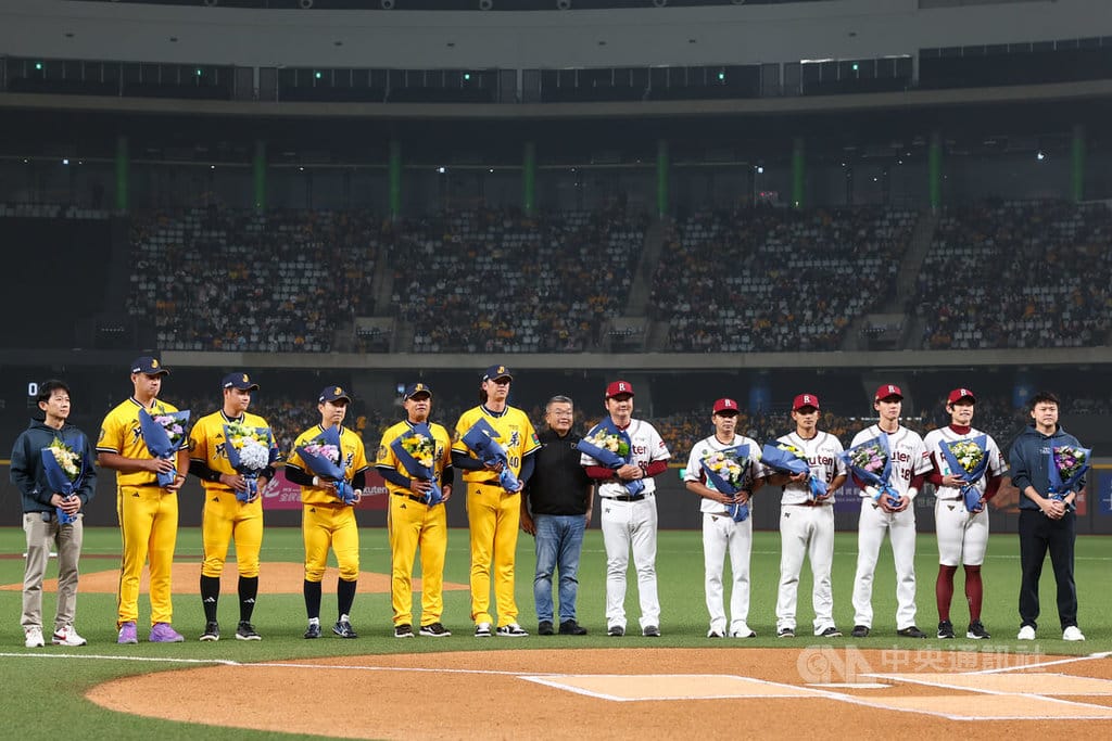 中華職棒37年開幕戰登場，28日賽前舉行世界棒球經典賽（WBC）台灣隊表揚儀式，中職會長蔡其昌（中）感謝身披國家隊戰袍、遠征日本的教練、選手及後勤、情蒐團隊的努力，讓台灣被世界看見。中央社記者王騰毅攝　115年3月28日