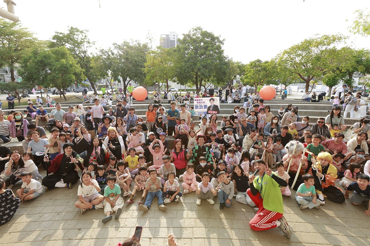 在文聖公園舉辦的「親子兒童節 x 泡泡派對」，由台南市東區議員參選人歐政豪精心策畫，攜手台南市幼兒教育發展協會、荏苒市集共同主辦。活動現場不僅被七彩泡泡填滿，更有超人氣動漫角色現身，吸引數百個家庭瘋狂參與，成為東區週末最亮眼的風景。 圖：歐政豪服務處提供