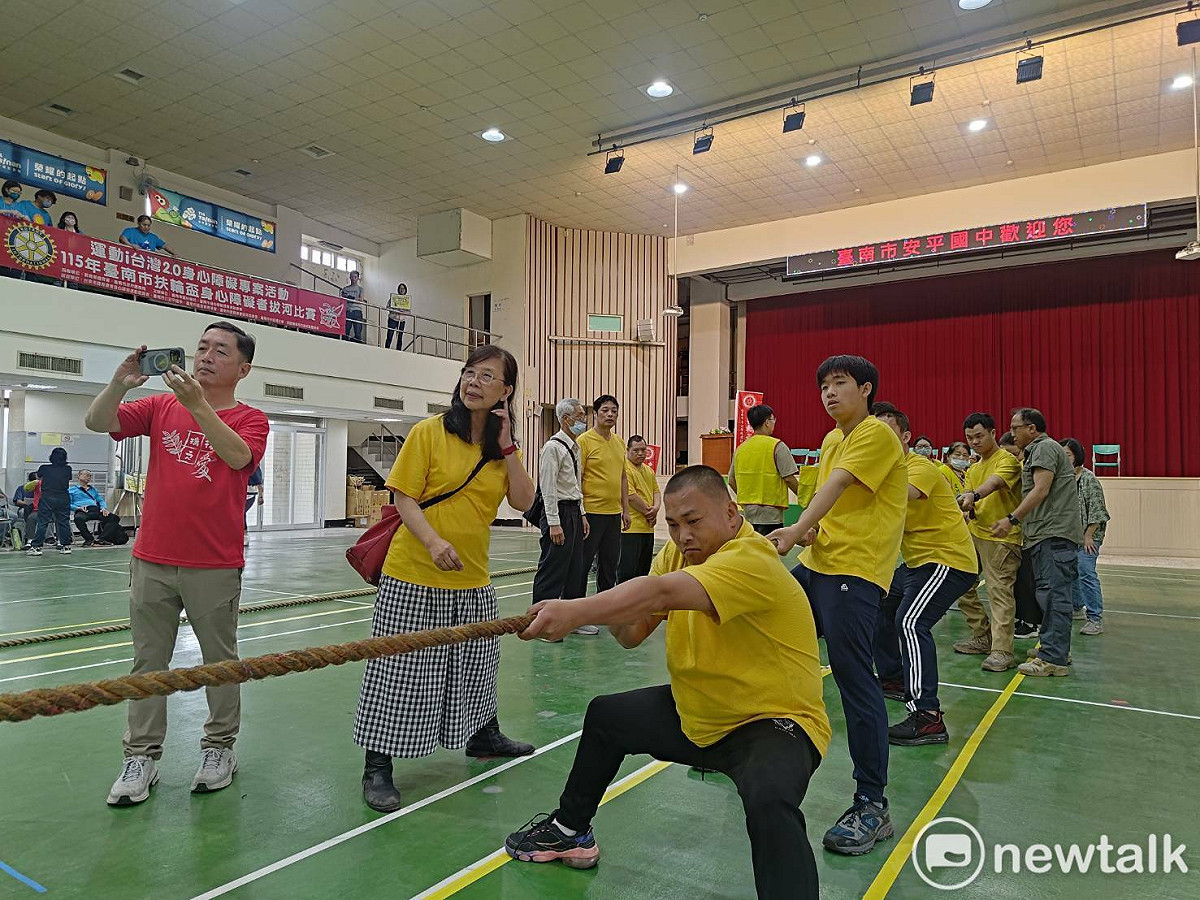 115年臺南市扶輪盃身心障礙者拔河比賽熱鬧登場，共吸引12支隊伍、約150人參與。這場已邁入第24年的賽事，不僅是一場競技較量，更是一段段突破限制、超越自我的動人故事。 圖：黃博郎／攝