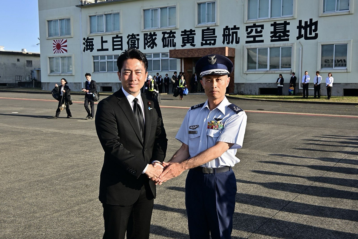 日本防衛大臣小泉進次郎（左）在硫磺島 圖：翻攝自小泉進次郎的Ｘ