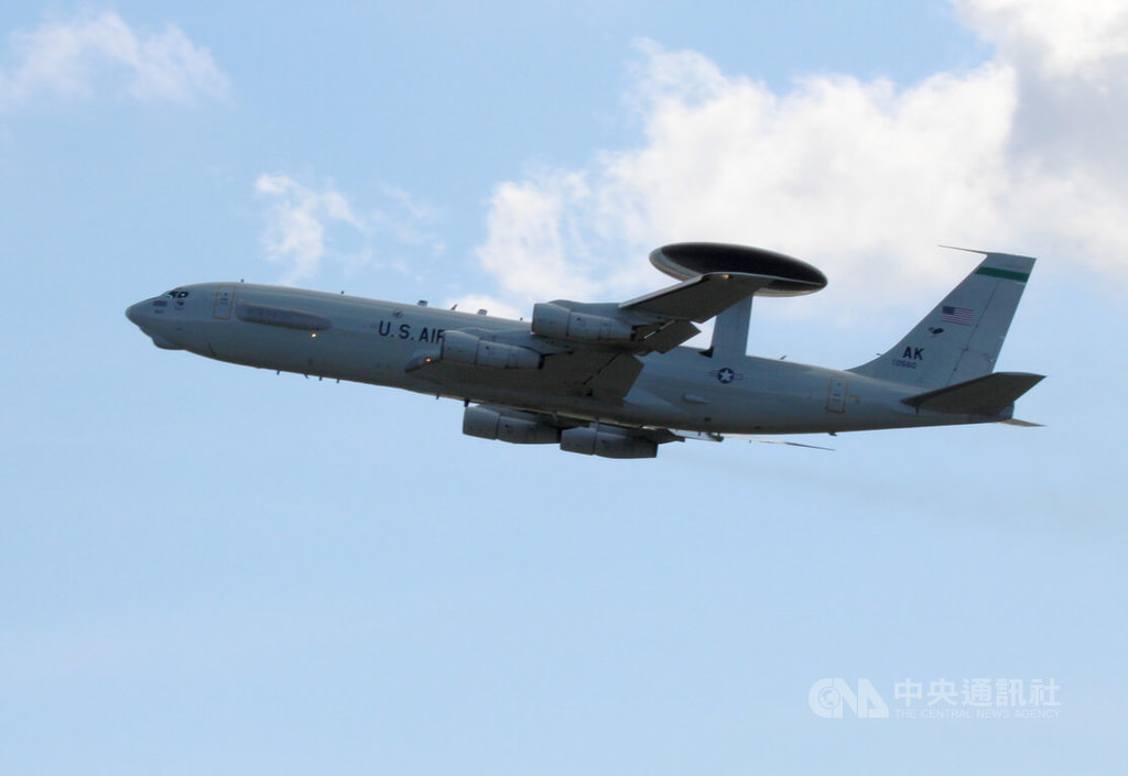 美國與阿拉伯官員表示，沙烏地阿拉伯蘇爾坦王子空軍基地27日遭空襲，一架美軍E-3「哨兵」（Sentry）空中預警機受損。圖為之前攝於琉球嘉手納基地的E-3同型機。中央社記者陳亦偉攝  115年3月29日 圖：中央社提供