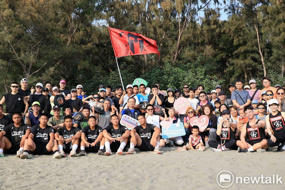 為迎接 2026 年斯巴達障礙跑台南站賽事，主辦單位特別於台南漁光島舉辦戶外訓練營，提前替選手暖身備戰。 圖：台南市政府提供