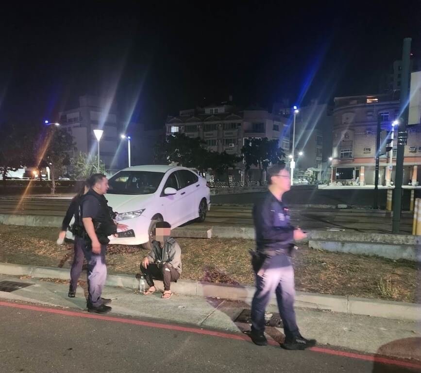 38歲林姓駕駛29日凌晨開車行經高雄市鼓山區街口，因誤入輕軌路廊致車輛受困，林男情緒失控遭警方依法實施保護管束，另經毒品唾液初步檢驗，結果呈陽性反應。全案依違反毒品危害防制條例及公共危險、過失妨害舟車行駛安全等罪嫌，移送高雄地檢署偵辦。（高雄市警察局鼓山分局提供）中央社記者張已亷傳真  115年3月29日