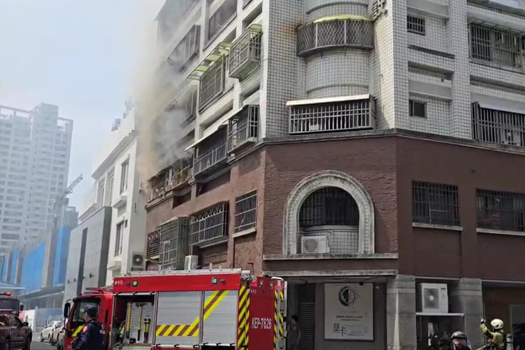 台南市安平區一棟公寓住宅3樓處29日上午冒出火煙，消防人員獲報到場灌救。（讀者提供）中央社記者楊思瑞台南傳真 115年3月29日