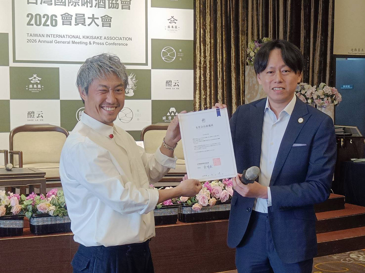 SSI（日本酒服務研究會）理事山本将守（左）出席見證。 圖：唐復年/攝