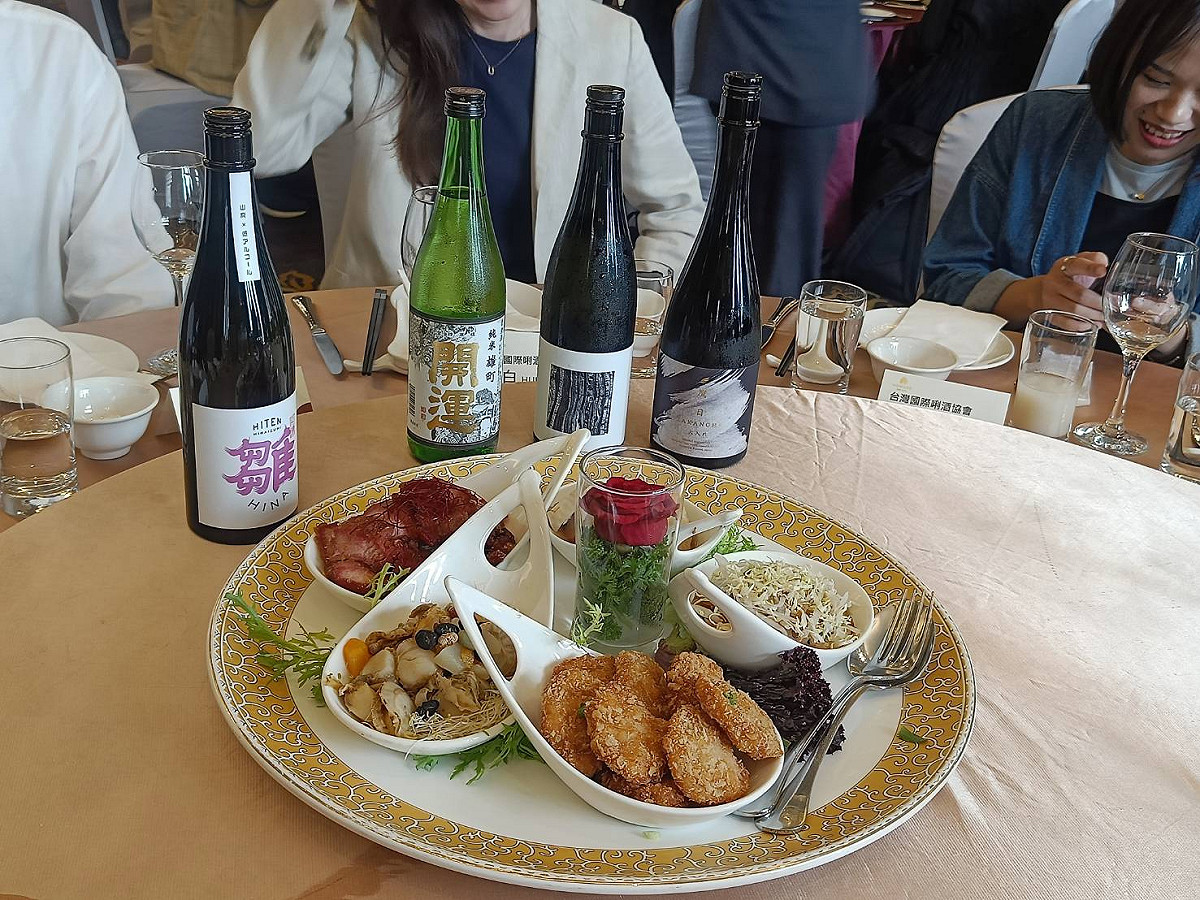 「福白」營運總監蔡沛馨強調：「一份好的日本酒體驗，不單只是將酒從日本『搬』到台灣市場，而是要確保消費者在餐桌上品嚐到的，就是與酒造產地一模一樣的純粹風味」。 圖：唐復年/攝