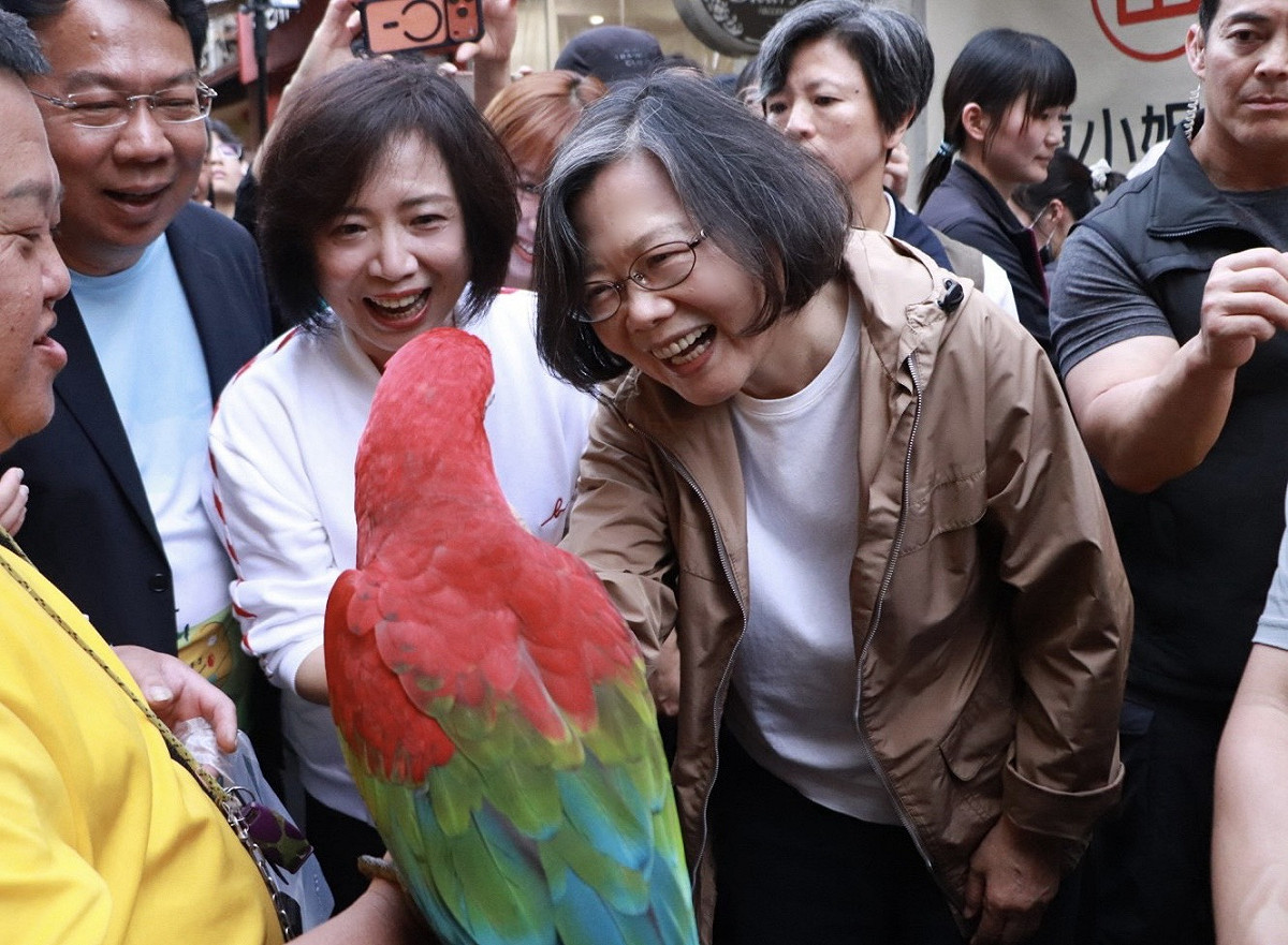 蔡英文連續兩天出現在台中。 圖：取自何欣純臉書