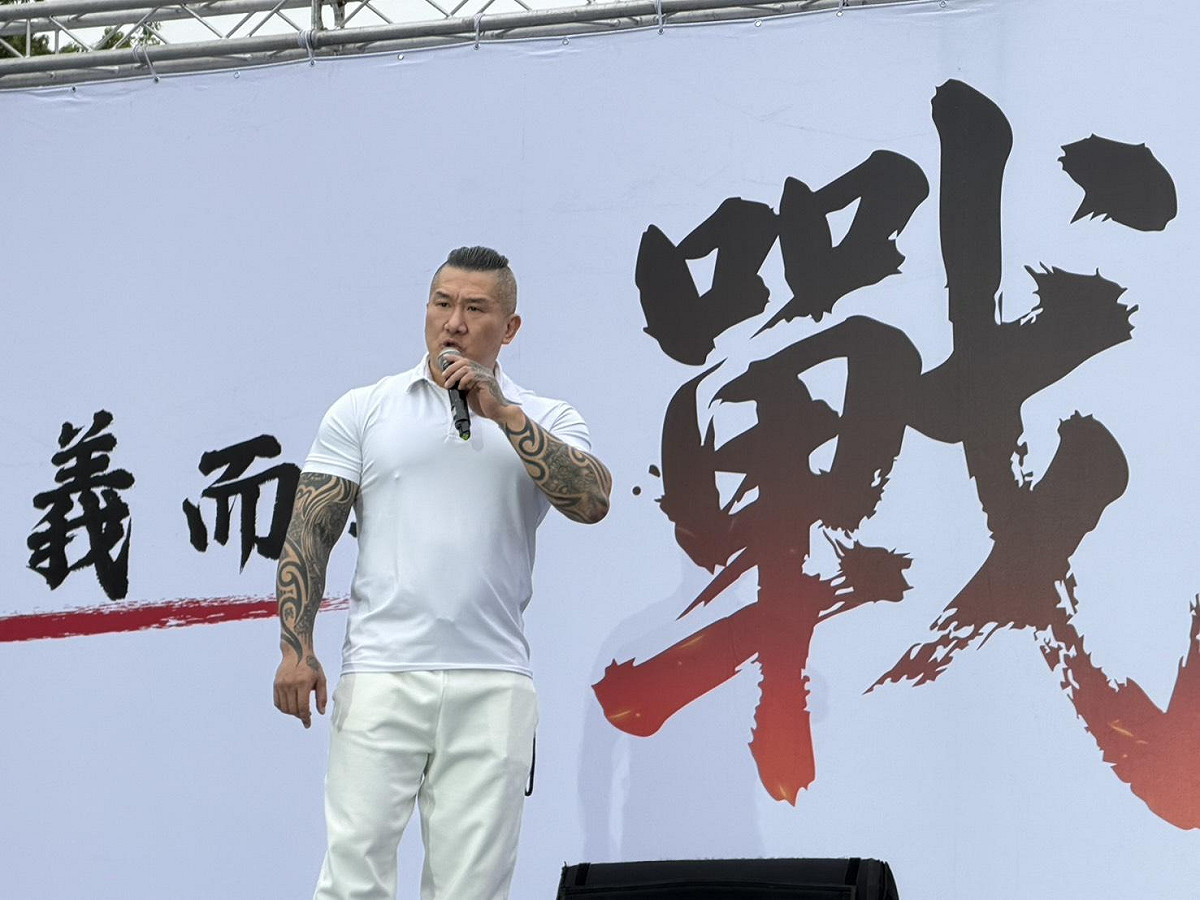 網紅「館長」陳之漢聲援柯文哲髒字連發，狂轟媒體「垃圾」嗆賴清德「狗樣子」。 圖：金大鈞/攝