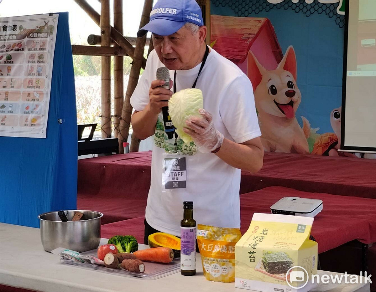 寵蔬福國際公司董事長陳明泉分享用常見的新鮮蔬果製作人寵喜愛的蔬食。 圖：福智佛教基金會提供
