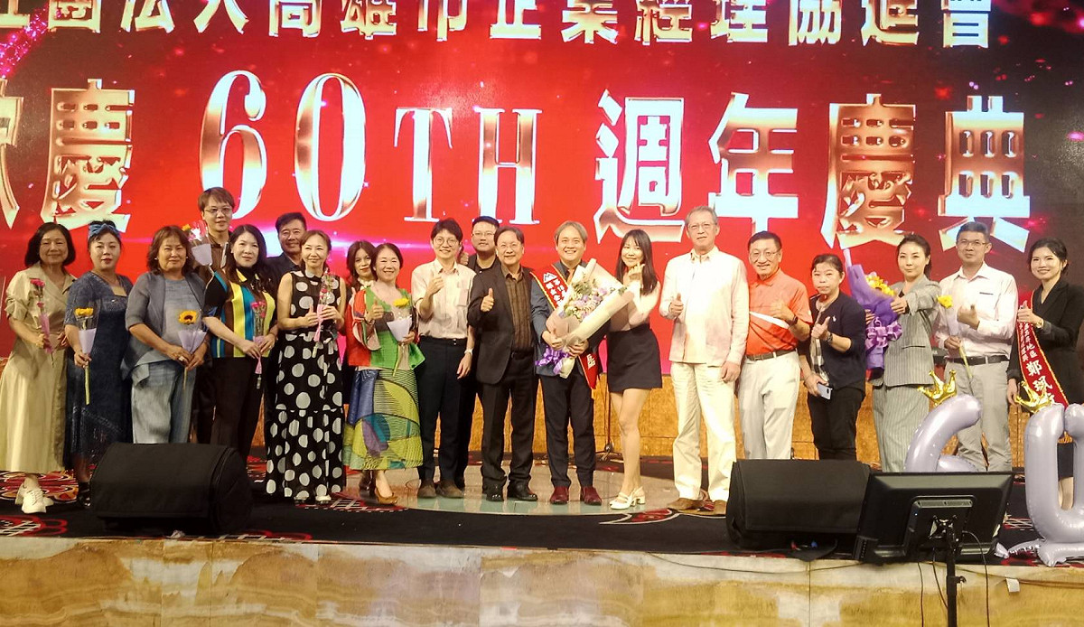 第18屆高屏地區傑出經理獎企劃經理類得獎人觀希國際法律事務所所長何星磊親友團上台分享喜悅。 圖：孫家銘/攝