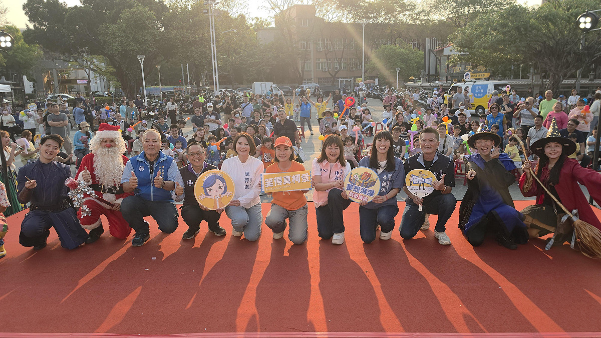 「笑得真柯愛」兒童節活動第二場在岡山壽天宮前廣場舉行。 圖：柯志恩服務處/提供