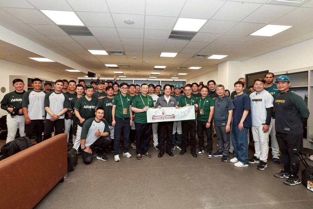 台南亞太國際棒球訓練中心成棒主球場29日舉行啟用後首場中華職棒例行賽，總統賴清德（前排右7）現身作客的台鋼雄鷹隊休息室，致贈總統府運動毛巾給球團。（台鋼雄鷹隊提供）中央社記者蘇志畬傳真　115年3月29日