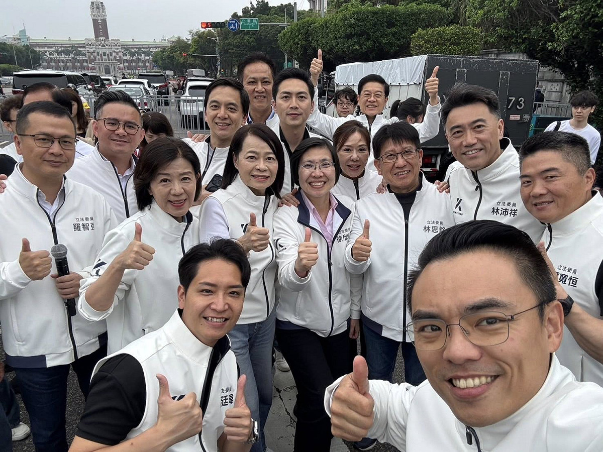 民眾黨號召支持者29日「上凱道討公道」，國民黨逾20位立委也到場聲援，挨批「挺貪汙。 圖：取自牛煦庭臉書