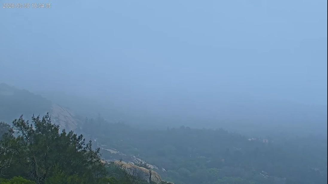 中央氣象署今日發布濃霧特報，金馬地區能見度甚至可能不足200公尺。 圖：翻攝自金門134高地即時影像