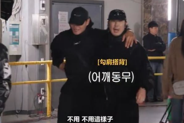 身受疾病所苦的金鍾國(左)已經兩天吃不下任何東西，甚至在上節目時還需要友人攙扶。 圖：翻攝自Threads