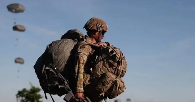 美軍空降兵已蓄勢待發。準備入侵伊朗。 圖 : 翻攝自鳳凰網