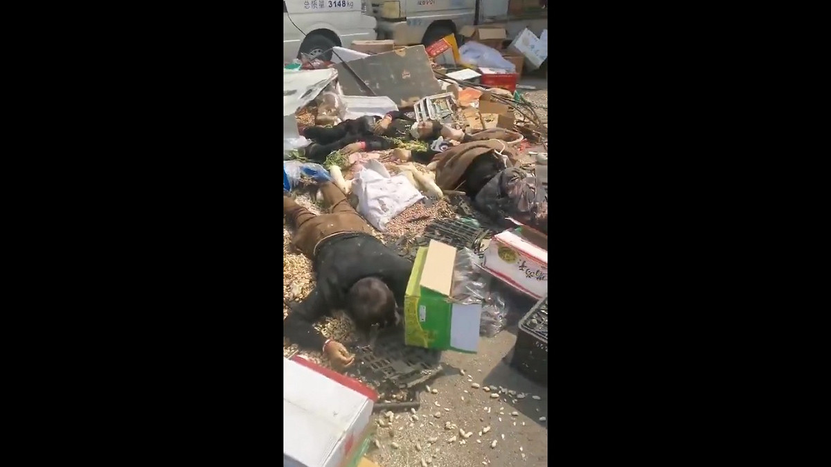 當地時間 29 日，北京房山區爆發一起大規模無差別攻擊事件，一名男子駕駛鏟土車衝撞市集，造成多人死亡，現場一片狼藉。 圖：擷取自 @whyyoutouzhele X 分享影片
