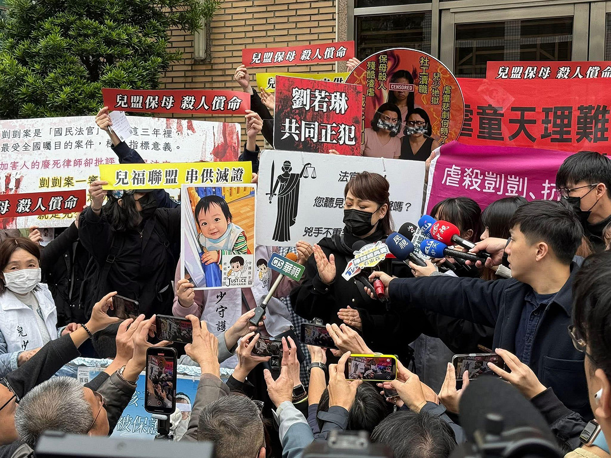 郁芳慶祝大兒子19歲生日，分享孩子瑞士獲贈勞力士湯匙奇遇，並心痛表示兒子機會看這個世界，但剴剴連活下去的機會都沒有，並點名兒盟高層下台。 圖：翻攝自「好門媳婦的秘密生活郁小芳」