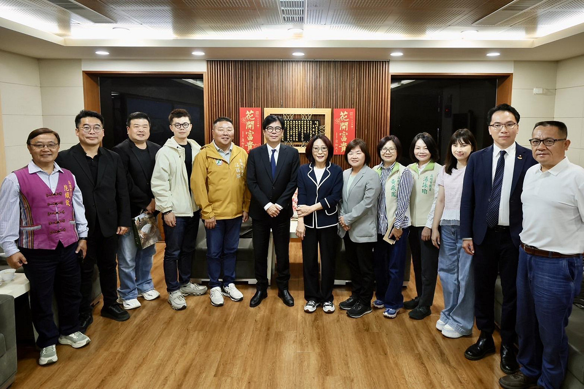 民進黨議員陪同陳其邁(左六)拜會康裕成(中)。 圖：高雄市政府/提供