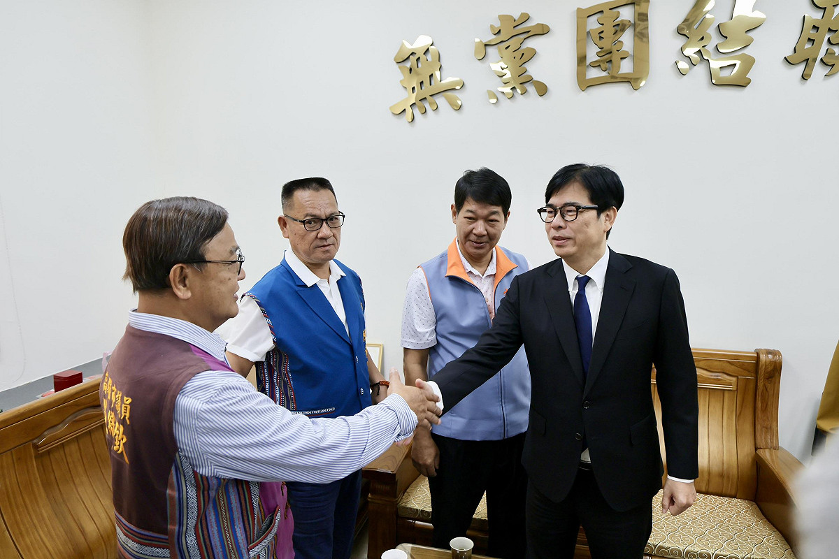 陳其邁(右一)拜會無黨團結聯盟。 圖：高雄市政府/提供