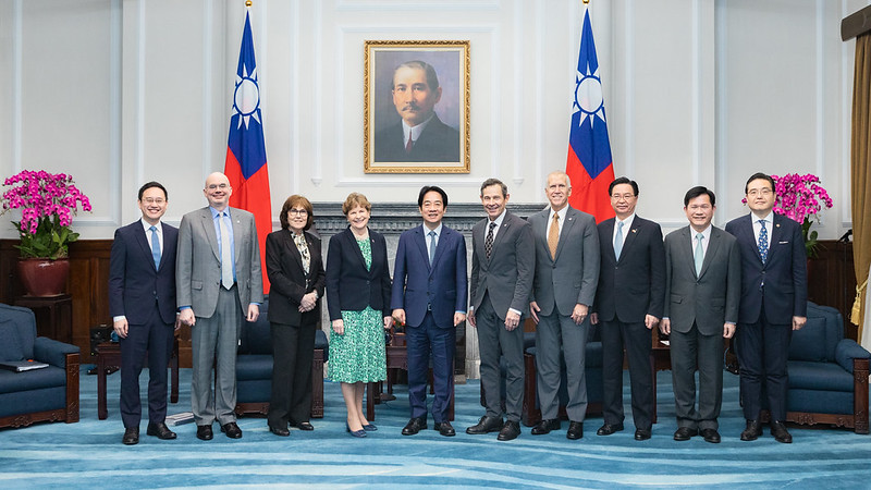 賴清德接見美國聯邦參議員夏欣（Jeanne Shaheen；左四）、匡希恆（John Curtis；右五）、堤里斯（Thom Tillis；右四）、羅珊（Jacky Rosen ；左三）。 圖：總統府提供