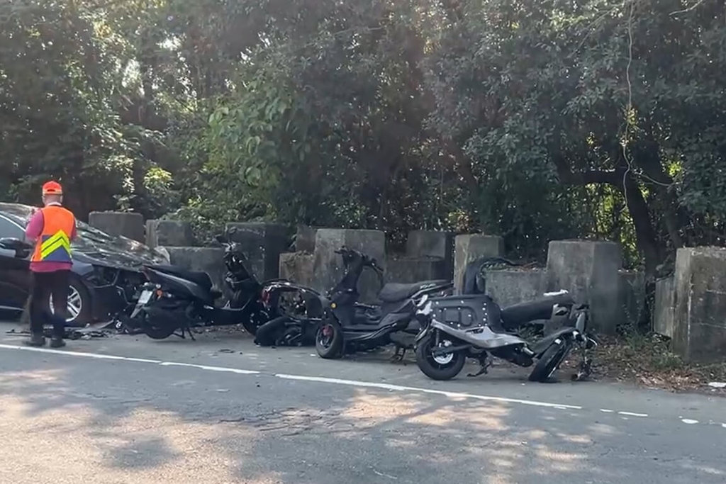 1輛自小客車30日上午行經台南安定區西港大橋下往管寮堤防路段，不明原因逆向衝撞多輛機車，造成1名男性騎士傷重送醫不治，現場一片凌亂。（讀者提供）中央社記者楊思瑞台南傳真　115年3月30日