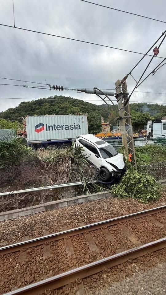 疑似因為公路車禍，導致車輛滑落至台鐵路線軌道旁。 圖：取自臉書「台灣便當管理局-附屬鐵路部」