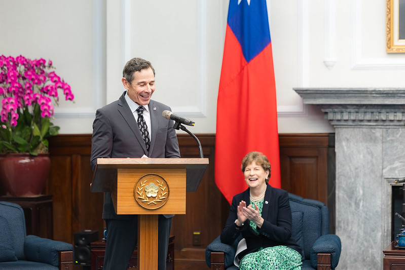 美國聯邦參議員匡希恆（John Curtis；前），夏欣（Jeanne Shaheen；後）、 圖：總統府提供