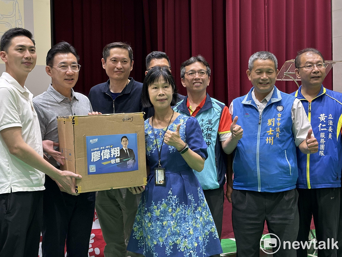 江啟臣、廖偉翔促成運彩公會捐贈1800顆羽球給萬和國中。 圖：唐復年/攝