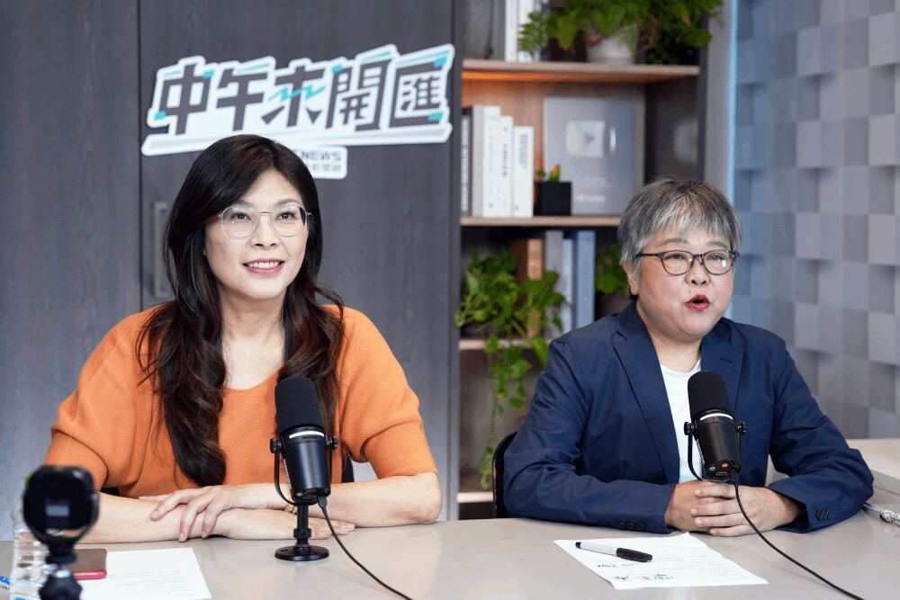 國民黨主席鄭麗文（左）與《中午來開匯》主持人黃光芹（右）。 圖：CNEWS匯流新聞網《中午來開匯》節目提供（資料照片）