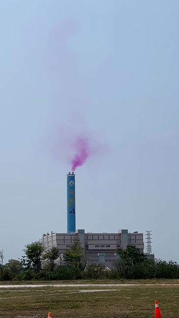 今日不少網友在臉書社團「嘉義綠豆大小事」，PO出嘉義鹿草垃圾焚化爐煙囪冒紫煙的畫面掀起熱議。 圖：翻攝自臉書社團「嘉義綠豆大小事」