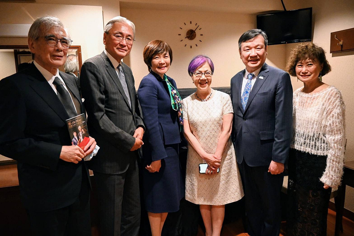 國家交響樂團去年6月在東京演出，日華懇會長古屋圭司(左2)、日本前首相安倍晉三夫人安倍昭惠(左3)、李登輝基金會董事長李安妮(右3)出席。 圖：我駐日代表提供