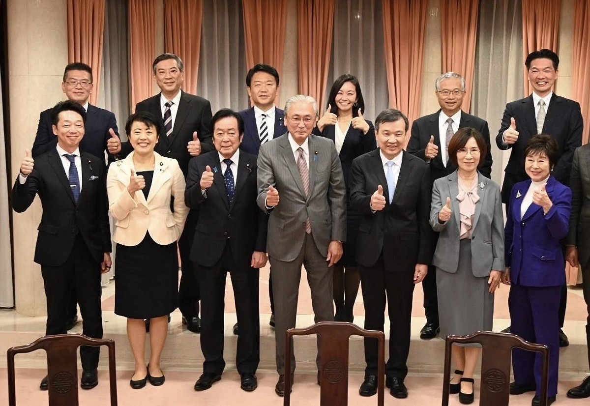 在駐日處官邸宴請日華懇會長會長古屋圭司(前排左3)及該會成員。 圖：我駐日代表提供