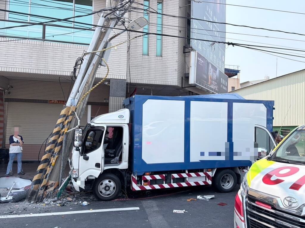 45歲黃姓小貨車駕駛30日在高雄市大寮區鳳林三路自撞路邊電桿，黃男受傷昏迷送醫救治。台電基於搶修作業及人力安全考量，下午進行停電搶修，合計影響800戶，預計晚間恢復供電。（高雄市政府警察局林園分局提供）中央社記者張已亷傳真　115年3月30日