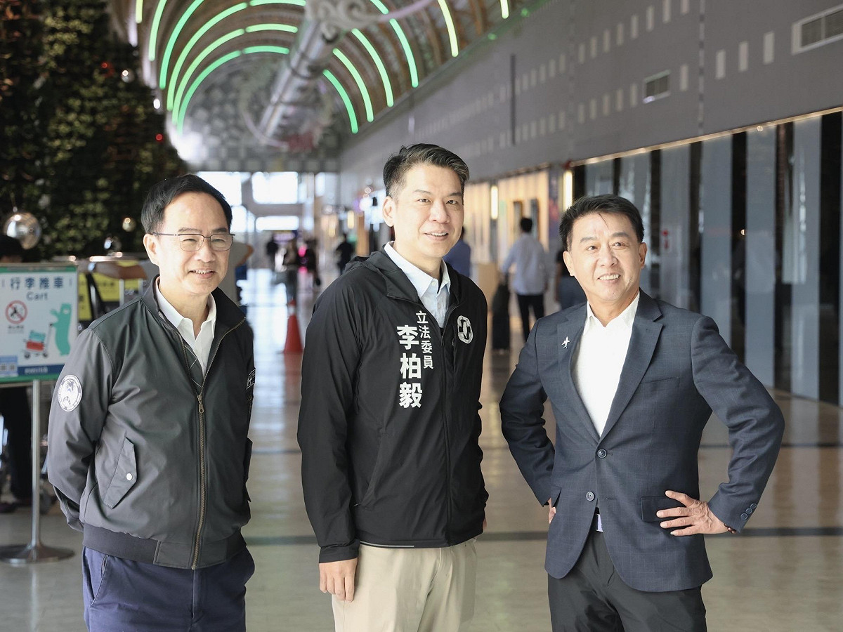 李柏毅(中)與李昆澤(左)、許智傑(右)共同會勘高雄國際機場出境壅塞情形。 圖：李柏毅服務處/提供