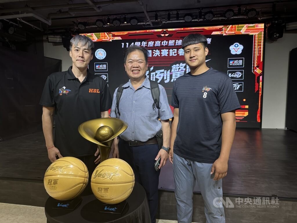 高中籃球聯賽（HBL）乙級全國決賽將於4月8日起在板橋體育館登場，南澳高中教練高天麟（左）30日表示，希望能完成隊史首度4強的目標。中央社記者黎建忠攝　115年3月30日
