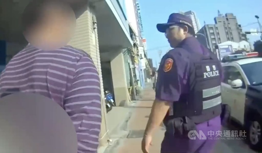 吳姓男子日前向台中市北區店家佯稱手機遭反鎖於特斯拉車輛內，借款新台幣2000元，留下虛假身分及聯絡電話後離去，吳男29日再度現蹤，遭警方逮獲送法辦。（翻攝照片）中央社記者郝雪卿傳真　115年3月30日