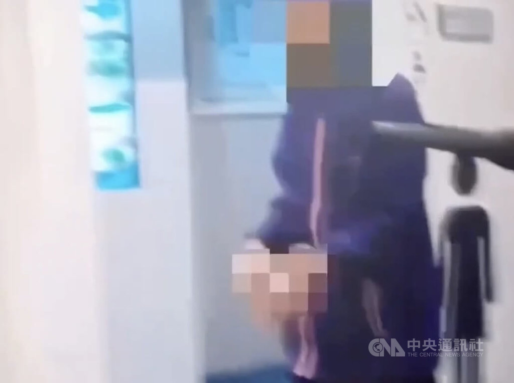 台北市警察局捷運警察隊30日於捷運中山站地下街巡查時，發現一名婦人持水果刀，上前攔查制止，對方稱是要吃水果，才拿出刀具到廁所清洗，警方將水果刀依法扣留，並交由轄區派出所處理。（翻攝照片）中央社記者黃麗芸傳真　115年3月30日