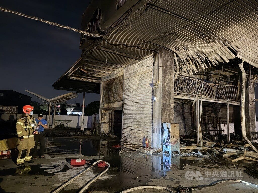 屏東縣消防局30日晚間接獲萬丹鄉一處加油站火警，出動大批人力搶救，火勢在30多分鐘後熄滅，初步釐清為加油站倉庫疑堆放塑膠類及紙類等雜物起火，所幸無人傷亡。中央社記者李卉婷攝　115年3月30日