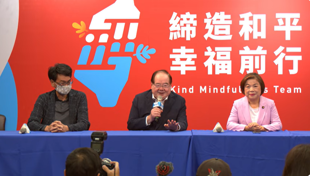 國民黨副主席兼秘書長李乾龍（中）宣布江啟臣的民調勝出，將代表國民黨角逐2026台中市長人選，但因為是內參民調，所以不公布民調數字。 圖：擷自直播畫面