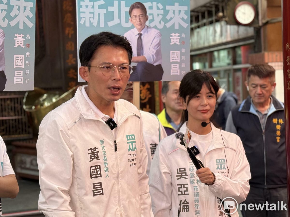 民眾黨主席、新北市長參選人黃國昌（左）與黨籍新北市議員參選人吳亞倫（右）。 圖：周煊惠 / 攝