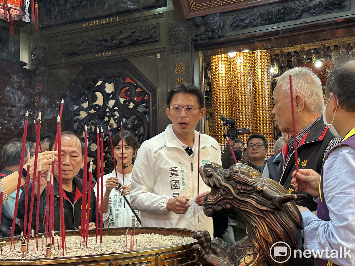 民眾黨主席、新北市長參選人黃國昌今赴樹林樹德宮參拜。 圖：周煊惠 / 攝