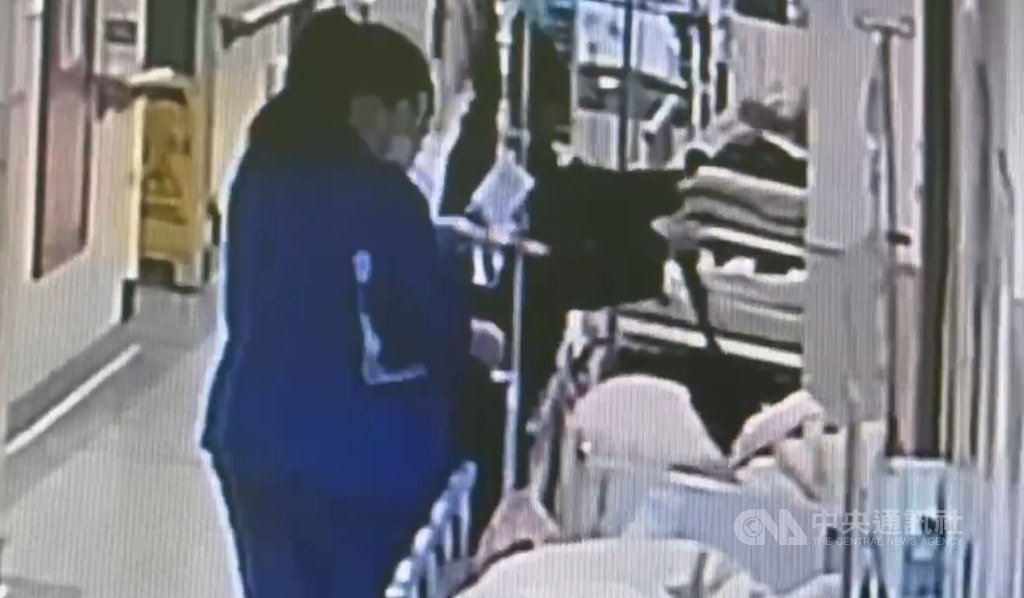 林姓男子31日凌晨酒後被送往新北市新店區耕莘醫院，情緒不穩擅自拆點滴，護理師上前處理傷口卻遭男子肘擊受傷，男子遭依違反醫療法、傷害現行犯逮捕。（翻攝照片）中央社記者曹亞沿傳真　115年3月31日