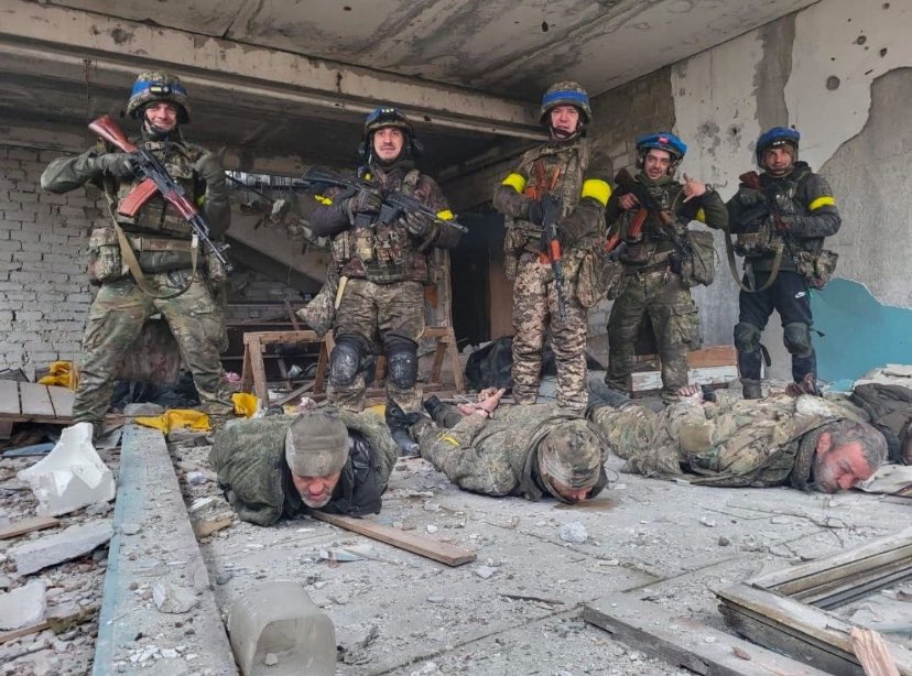 烏克蘭第43獨立機械化旅報告，其士兵俘虜了一群原計劃在哈爾科夫州基夫沙裡夫卡鎮插上俄羅斯國旗的俄軍。 圖:翻攝自 X 帳號 @BoykoFedir273