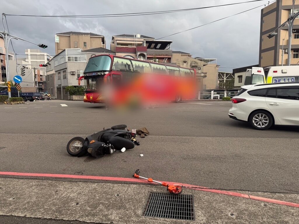 苗栗縣警局頭份分局31日表示，1輛載送安親班學童的遊覽車30日下午於頭份市中興路與明新街口轉彎時，與機車發生碰撞，騎士被捲入車底險遭輾過，幸經搶救送醫救治暫無生命危險。（警方提供）中央社記者管瑞平傳真　115年3月31日
