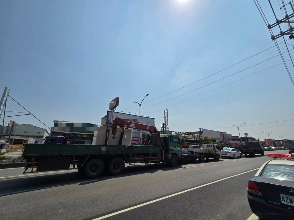 盧姓大貨車駕駛31日沿高雄市仁武區鳳仁路由北向南行駛，疑未保持安全距離及未注意車前狀況，不慎追撞前方自小客車，再波及前方停等紅燈的小貨車、自小客車及大貨車，造成5部車受損、1名駕駛擦挫傷。（高雄市政府警察局仁武分局提供）中央社記者張已亷傳真　115年3月31日